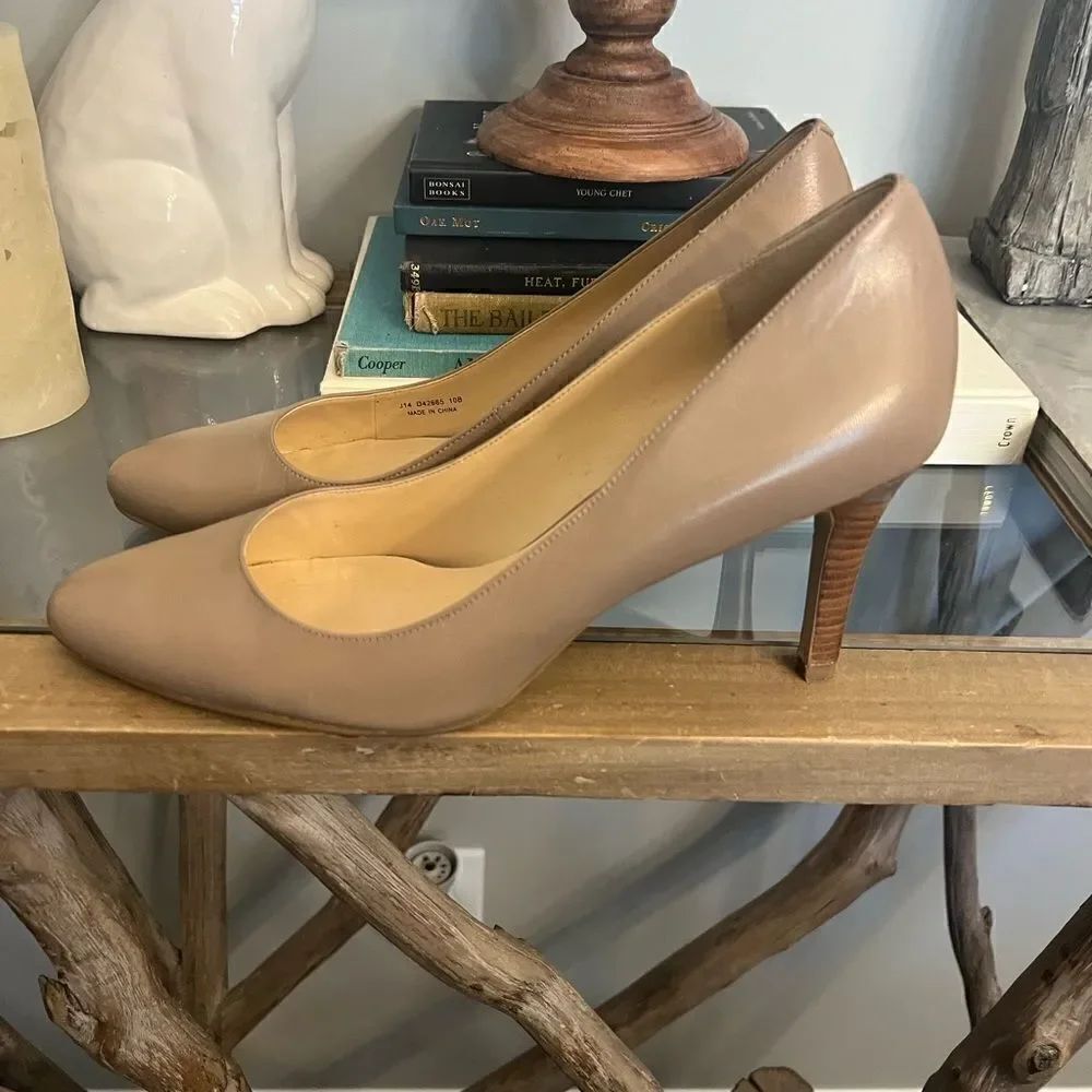 Cole Haan women’s OS taupe Pumps. Size 10B